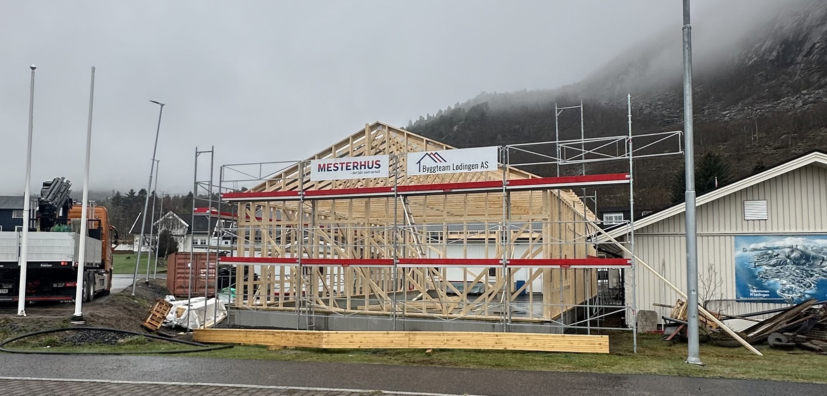 Oppsett av nytt dekk hotell for YX Lødingen 